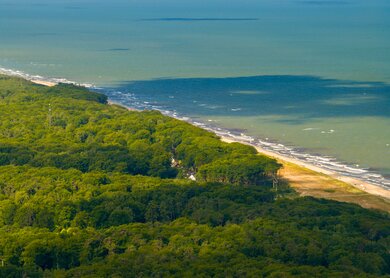 Eine Luftaufnahme von dem strand von Graal-Mueritz | © Gettyimages.com/jotily