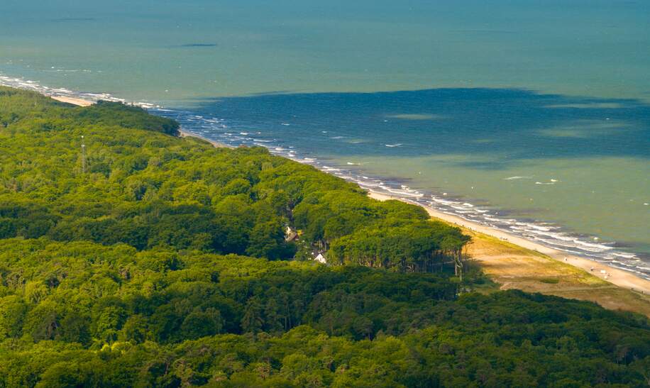 Eine Luftaufnahme von dem strand von Graal-Mueritz | © Gettyimages.com/jotily