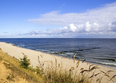 Horizontale Aufnahme eines leeren Strandes an der Ostsee im Morgenlicht | © gettyimages.com/MaRoPictures
