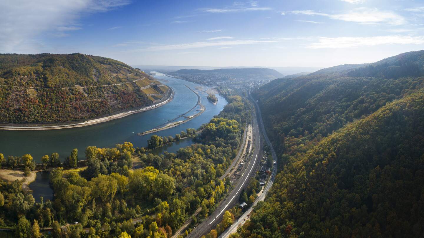 Panorama-Luftaufnahme ueber dem Rhein mit  vielen Sandbaenken und sehr niedrigem Wasserstand nach einer langen Duerreperiode | © Gettyimages.com/ollo