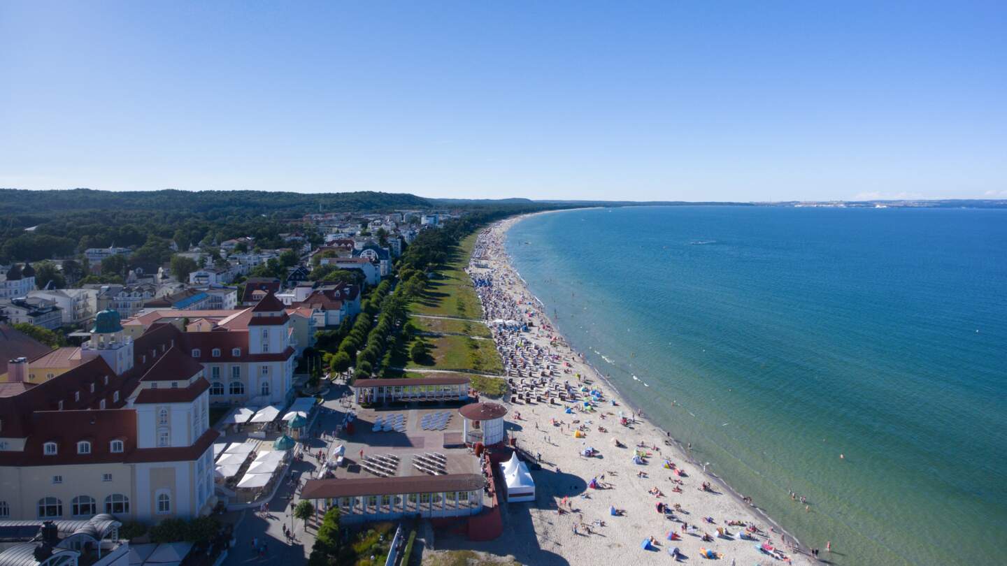 Blick auf den langen Sanstrand von Binz auf Ruegen mit dem Kurplatz | © Gettyimages.com/artefacti