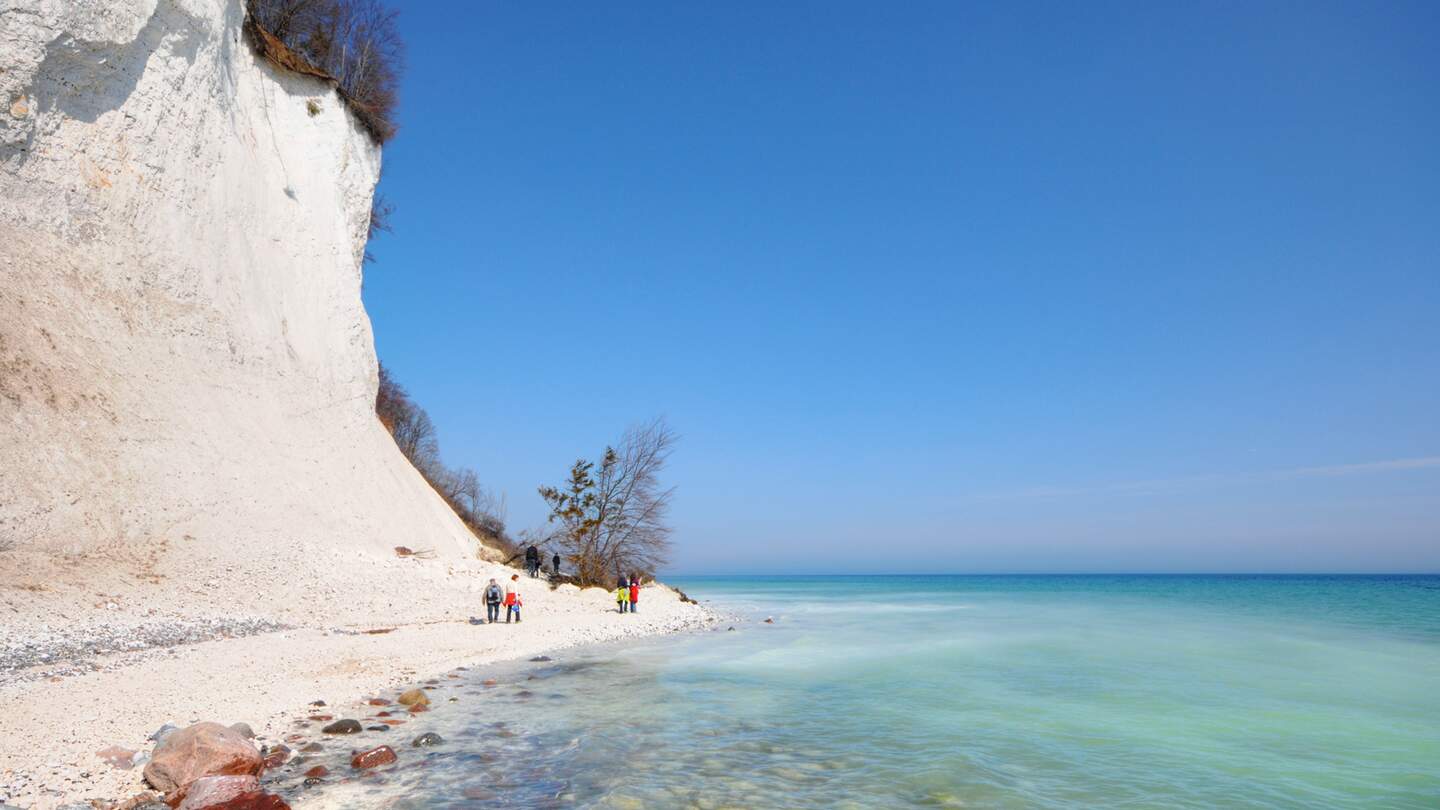 Spaziergaenger an der Kreidefelskueste mit Blick auf das tuerkis blaue Wasser | © Gettyimages.com/hsvrs