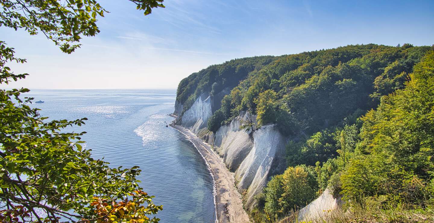 Blick auf die schoenen Kreidefelsen auf der Insel Ruegen bei Sonnenschein | © Gettyimages.com/HPS-Digitalstudio