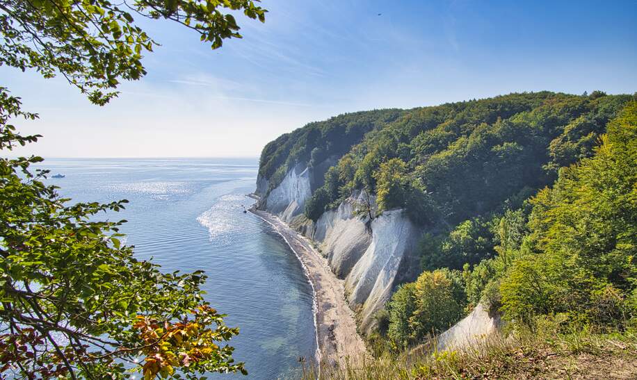 Blick auf die schoenen Kreidefelsen auf der Insel Ruegen bei Sonnenschein | © Gettyimages.com/HPS-Digitalstudio