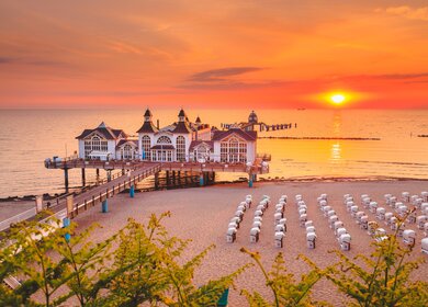 Blick von den Duenen auf den Hauptort auf der Nordseeinsel Juist, Ostfriesland, Deutschland, Europa, im Abendlicht. | © Gettyimages.com/bluejayphoto