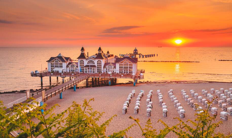 Blick von den Duenen auf den Hauptort auf der Nordseeinsel Juist, Ostfriesland, Deutschland, Europa, im Abendlicht. | © Gettyimages.com/bluejayphoto