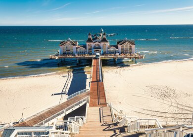 Blick auf die schoene Seebruecke in Sellin auf der Ostsee Insel Ruegen | © Gettyimages.com/Kerrick