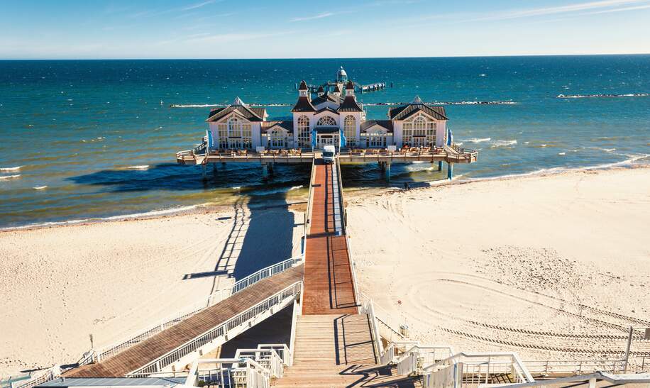 Blick auf die schoene Seebruecke in Sellin auf der Ostsee Insel Ruegen | © Gettyimages.com/Kerrick