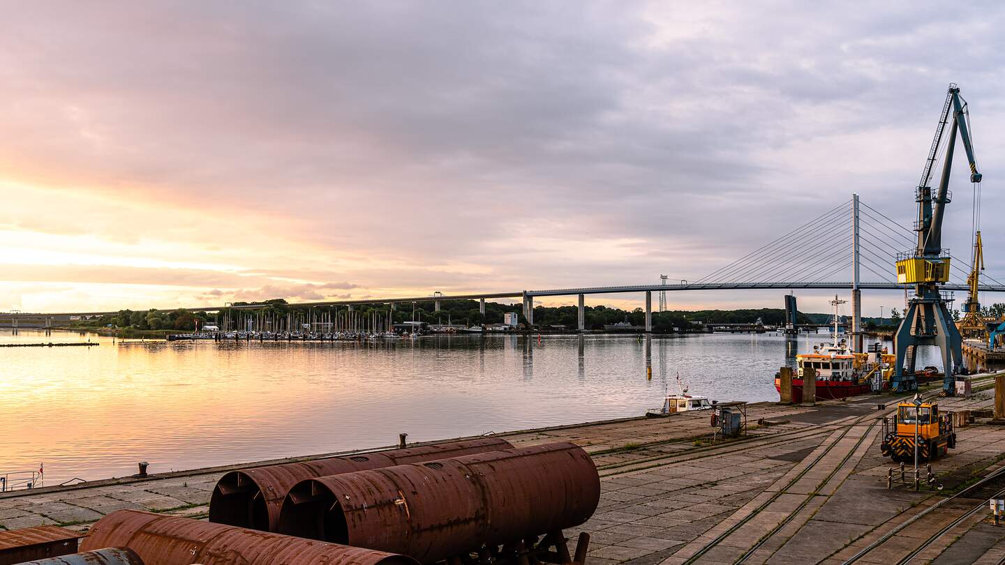 Panorama Blick auf den Hafen von Stralsund mit Bahnbruecke im Hintergrund | © Gettyimages.com/jjfarquitctos