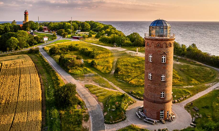 Drohnenansicht der Leuchttuerme vom Kap Arkona auf Rügen bei Sonnenuntergang | © Gettyimages.com/Stefan Dinse