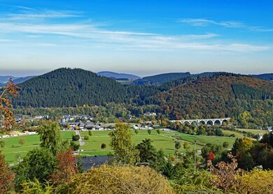 Panoramablick auf Willingen in Hessen bei Sonnenschein | © Gettyimages.com/balipadma
