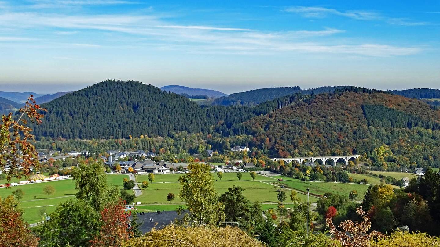 Panoramablick auf Willingen in Hessen bei Sonnenschein | © Gettyimages.com/balipadma