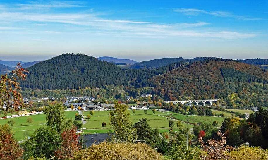 Panoramablick auf Willingen in Hessen bei Sonnenschein | © Gettyimages.com/balipadma