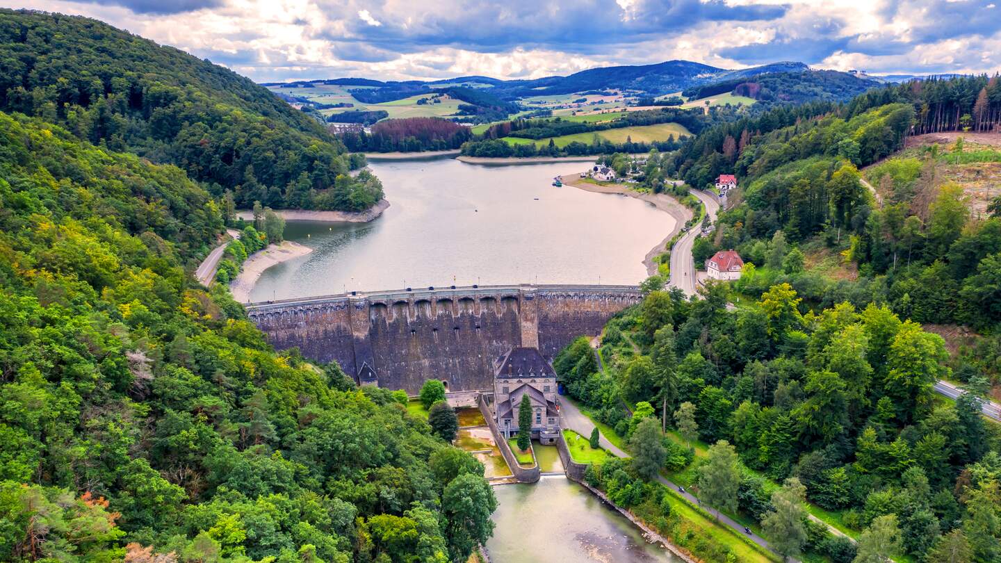 Der Diemelsee mit Staumauer von oben | © Gettyimages.com/teka77