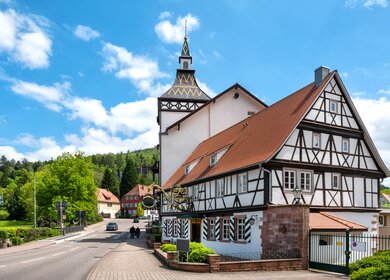 Stadtbild von Bad Herrenalb im Schwarzwald mit Fachwerk | ©  Gettyimages.com/Fotomax