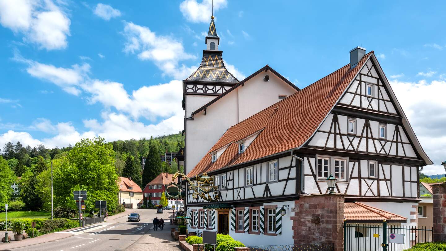 Stadtbild von Bad Herrenalb im Schwarzwald mit Fachwerk | ©  Gettyimages.com/Fotomax