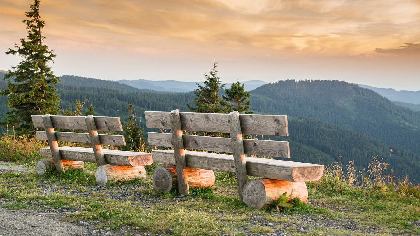 Bänke auf dem Feldberg mit Blick über dunstige Hügel am Abend | © Gettyimages.com/RalphBlankart