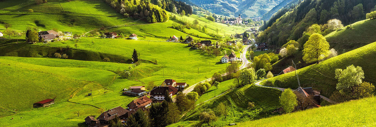 Malerischer Panoramablick auf eine Bergtal mit satten Wiesen und Baeumen sowie historischen Doerfern im Schwarzwald | ©  Gettyimages.com/Britus