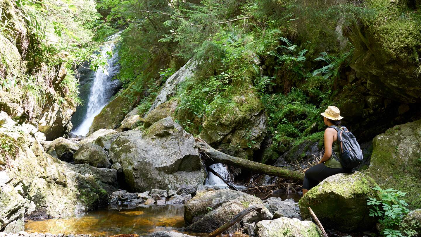 Wandern auf dem Hoellsteig in der Schlucht Ravennaschlucht | © Gettyimages.com/marako85