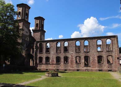 Seitenaufnahme der Klosterruine Frauenalb im Schwarzwald unter blauem Himmel | © Pixabay.com/RalfUnstet