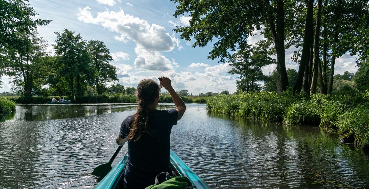 Kajakfahrerin paddelt durch die Kanäle und Kanaele im Spreewald, Brandenburg | © Gettyimages.com/makasana