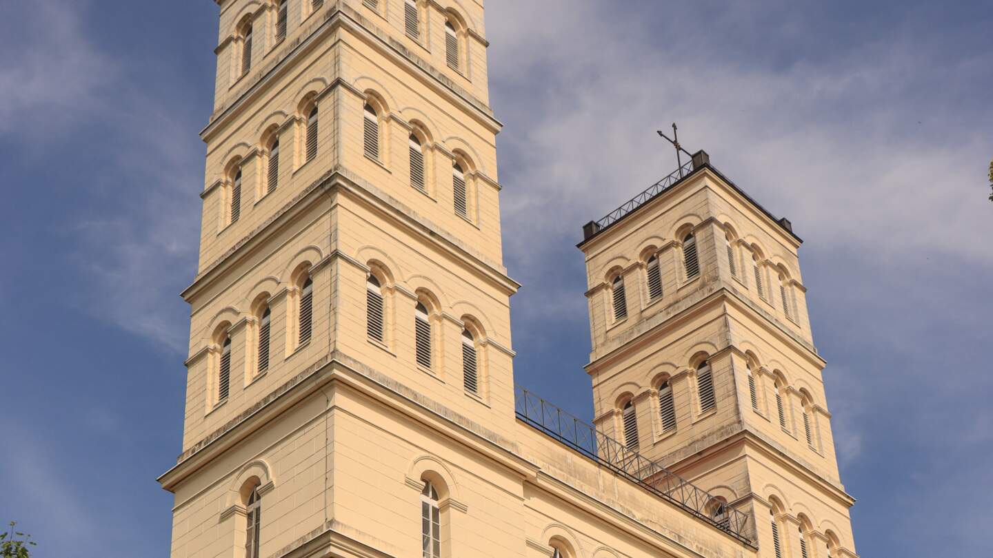 Untersicht auf die Schinkelkirche in Straupitz im Spreewald in Brandenburg | © Gettyimages.com/steglitzer