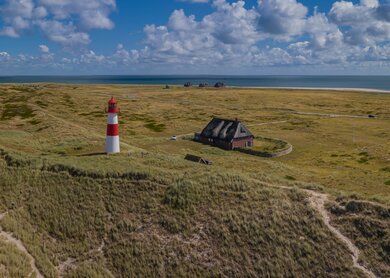 Panorama-Luftaufnahme des Ellenbogens, der Halbinsel an der Nordküste der Insel Sylt, List. Deutschlands noerdlichster Leuchtturm.  | © Gettyimages.com/frederickdoerschem