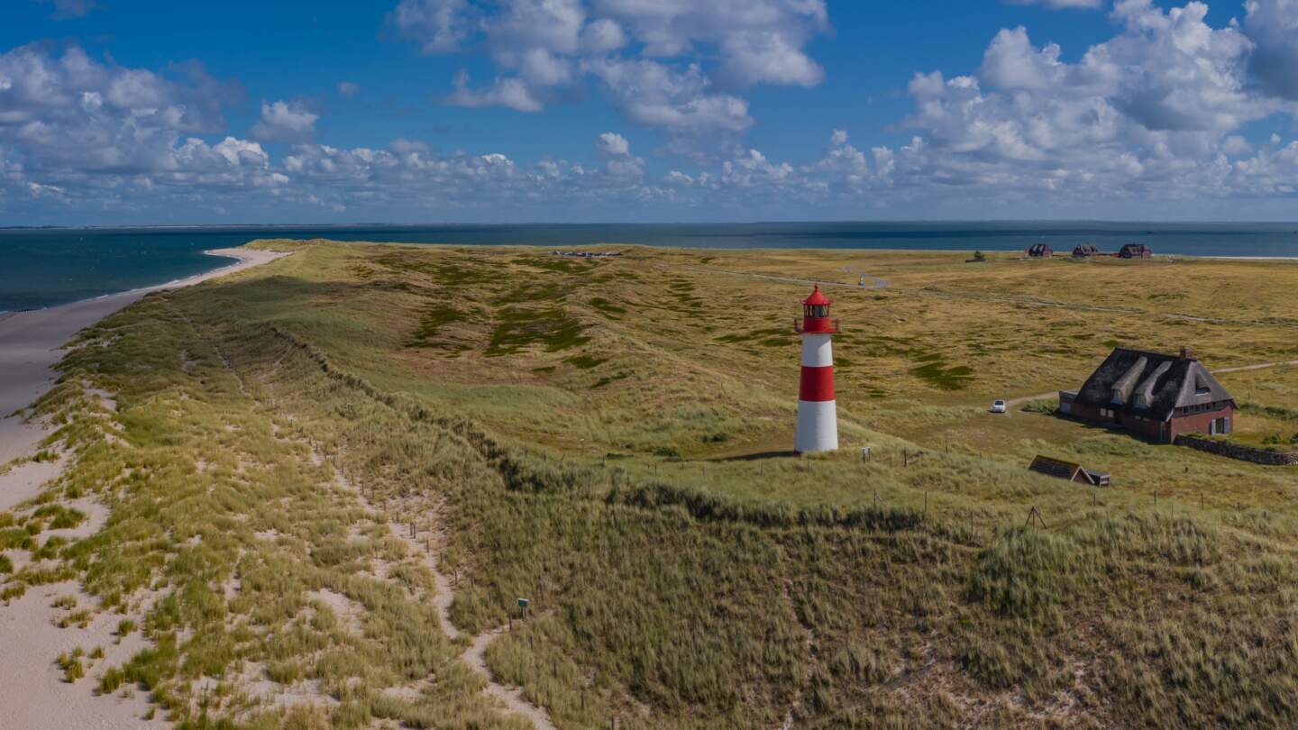 Panorama-Luftaufnahme des Ellenbogens, der Halbinsel an der Nordküste der Insel Sylt, List. Deutschlands noerdlichster Leuchtturm.  | © Gettyimages.com/frederickdoerschem