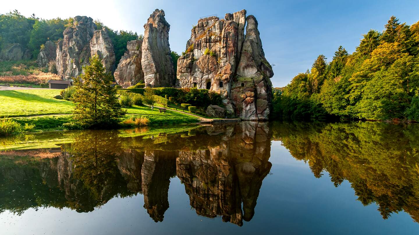 Beruehmte Felsformation Externsteine im Teutoburger Wald in Nordrhein-Westfalen | © Gettyimages.com/Mo-Jo-Lo