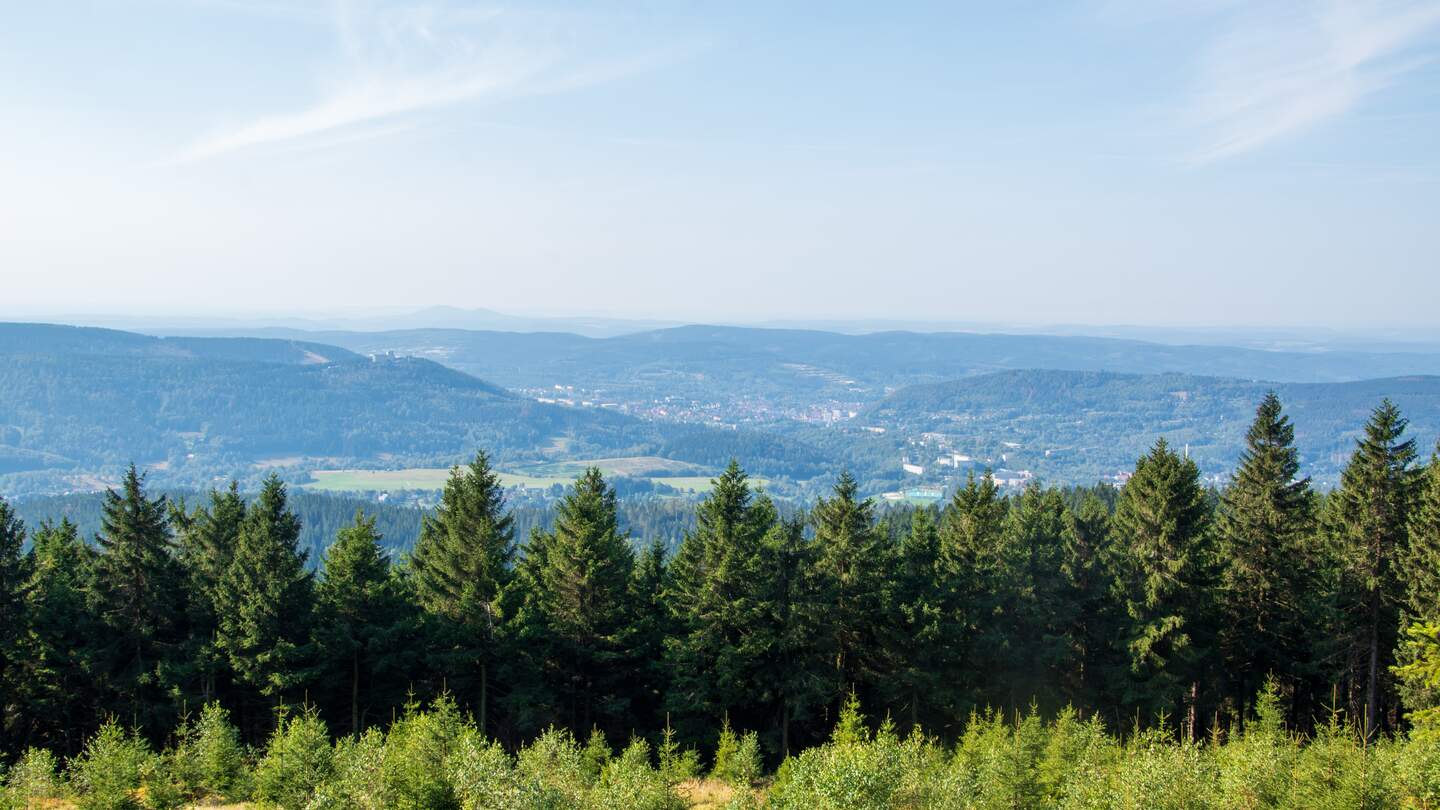 Blick vom Grossen Beerberg beim Wandern auf dem Rennsteig-Fernwanderweg von Oberhof nach Neustadt im Thueringer Wald | © Gettyimages.com/Edda Dupree