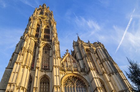Die historische Hauptfassade der Liebfrauenkathedrale im Stadtzentrum von Antwerpen, Flandern, Belgien | © Gettyimages.com/pidjoe