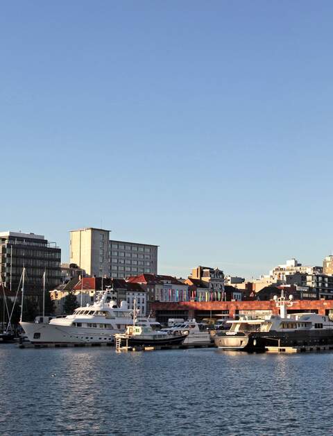 Blick ueber den alten Hafen von Antwerpen auf den Stadtteil Eilandje und das Museum aan de Stroom, kurz MAS, in Antwerpen/Flandern, Belgien | © Gettyimages.com/JJS-Pepite