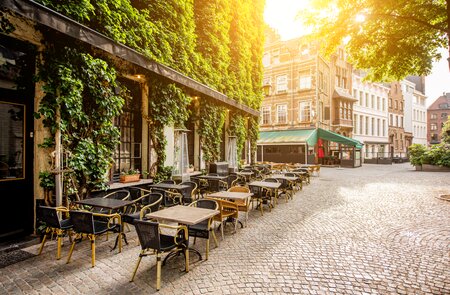 Idyllische kleine Staße in der Altstadt mit Café-Terrasse in Antwerpen, Belgien | © Gettyimages.com/RossHelen
