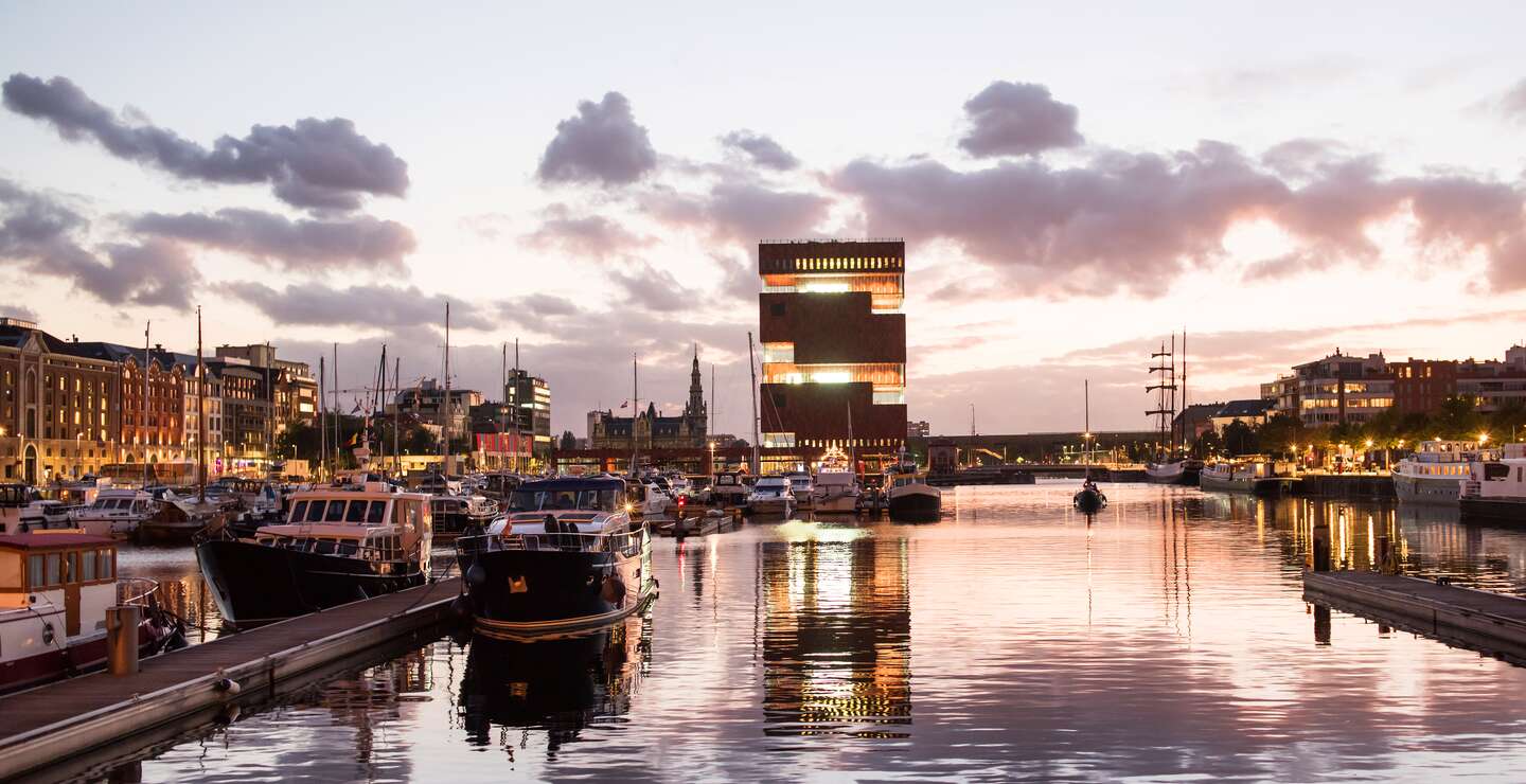 Abendstimmung im modernen und beliebten Stadtteil Eilandje und alter Hafen in Antwerpen/Flandern, Belgien | © Gettyimages.com/Poike