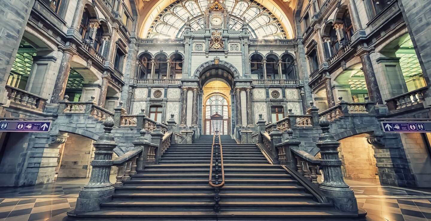 Blick auf die pompoese Eingangshalle des Bahnhofs Antwerpen-Centraal in Antwerpen, Belgien | © Gettyimages.com/StockByM