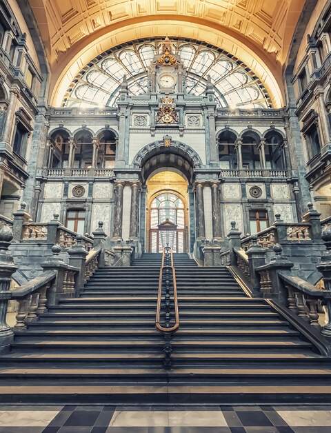 Blick auf die pompoese Eingangshalle des Bahnhofs Antwerpen-Centraal in Antwerpen, Belgien | © Gettyimages.com/StockByM