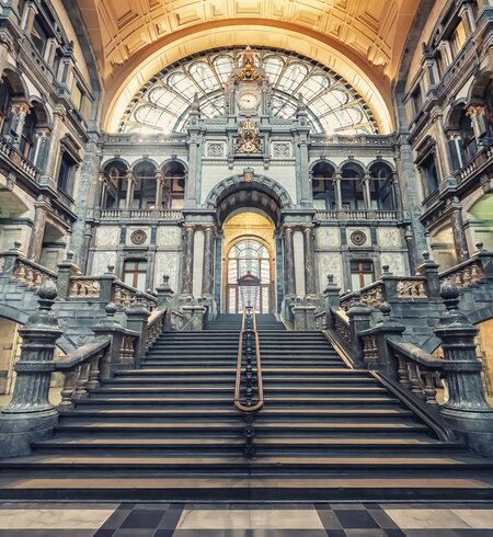 Blick auf die pompoese Eingangshalle des Bahnhofs Antwerpen-Centraal in Antwerpen, Belgien | © Gettyimages.com/StockByM