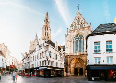 Blick auf idyllische Altstadtgassen und die Tuerme Liebfrauenkathedrale in Antwerpen, Flandern/Belgien | © Gettyimages.com/MarioGuti