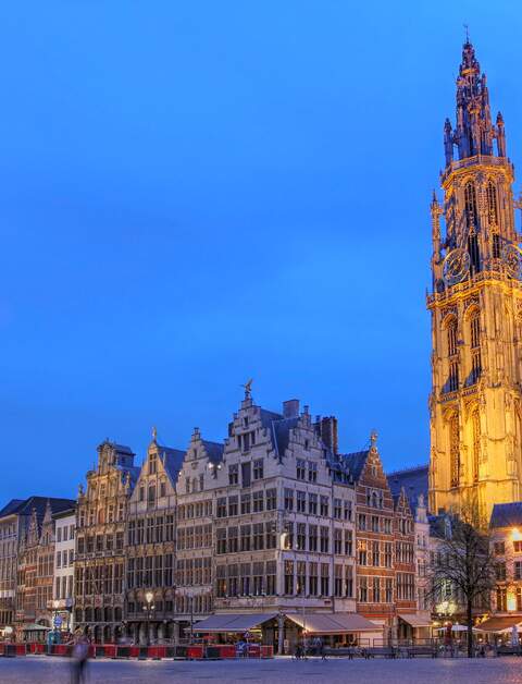 Die Innenstadt bei Nacht mit dem impposanten Turm der Kathedrale. | © Gettyimages.com/bogdanlazar