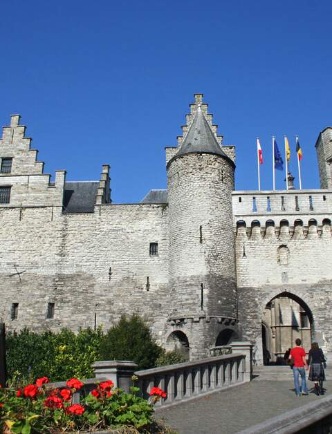 In Antwerpen (Belgien) ist der 'Steen' der Name des kleinen Schlosses, das am Eingang des Stadtzentrums am Rande der Schelde zu sehen ist | © Gettyimages.com/fotoon