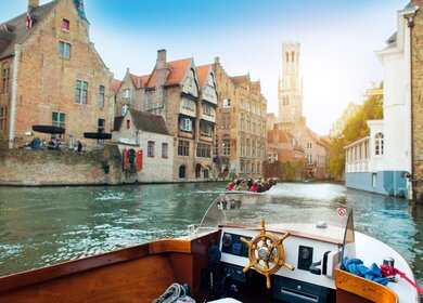 Ein Ausflugsboot fährt auf dem Rozenhoedkai mit Blick auf den Belfried in Bruegge. | © Gettyimages.com/ArtMarie
