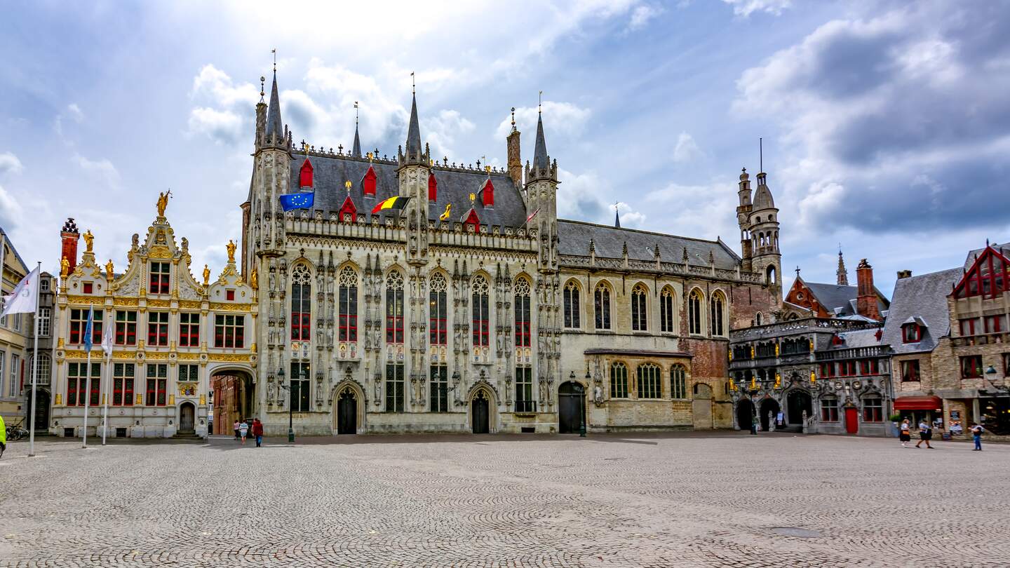 Die Heilig-Blut-Basilika und das Rathaus sind im Hintergrund des Burgplatzes in Bruegge. | © Gettyimages.com/Vladislav Zolotov