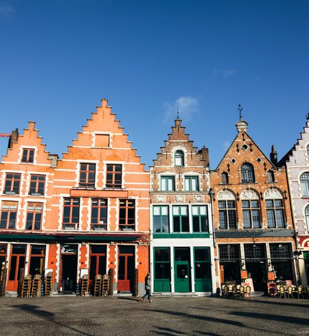 Am grossen Markt stehen bunte, historische Haeuser in der Altstadt in Bruegge. | © Gettyimages.com/agrobacter