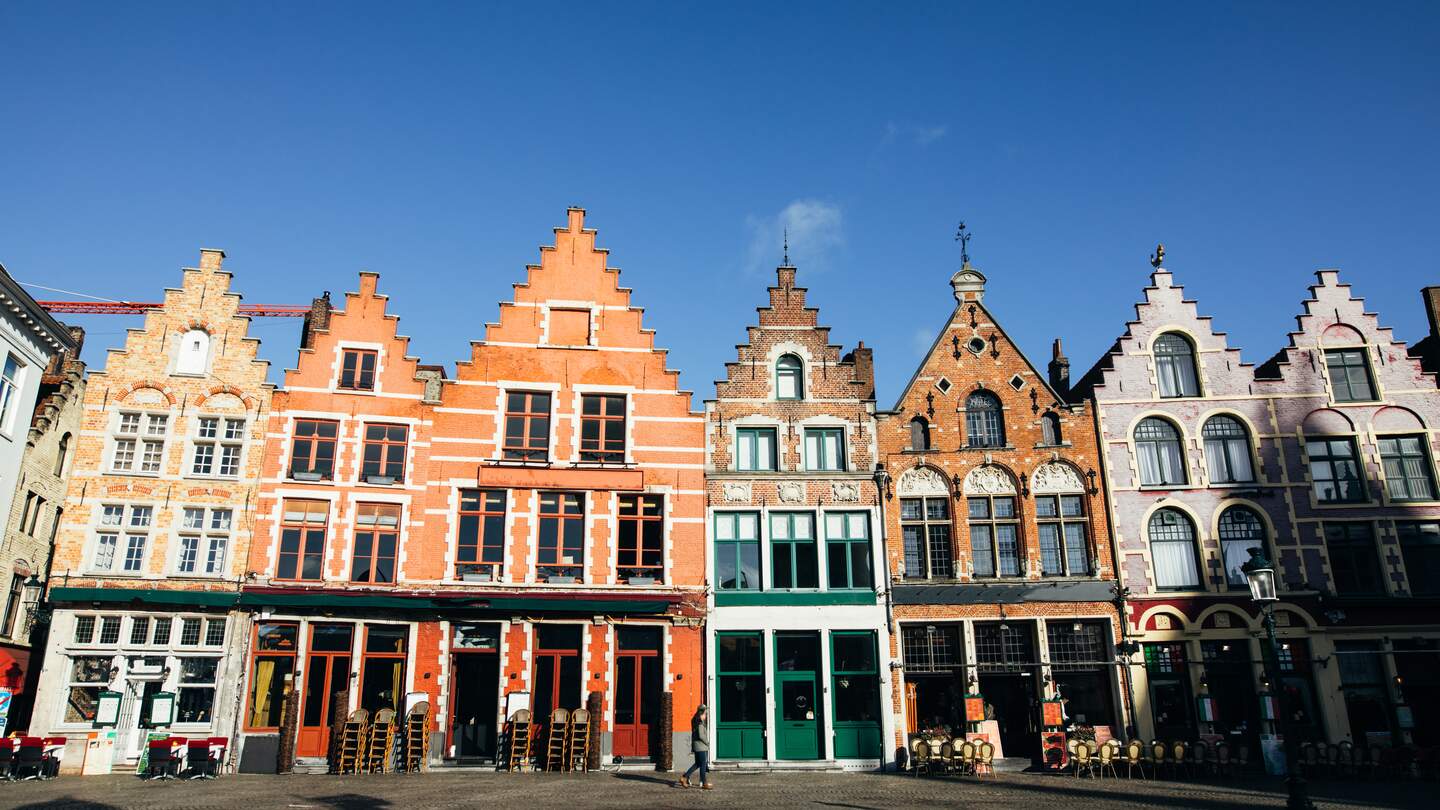 Am grossen Markt stehen bunte, historische Haeuser in der Altstadt in Bruegge. | © Gettyimages.com/agrobacter