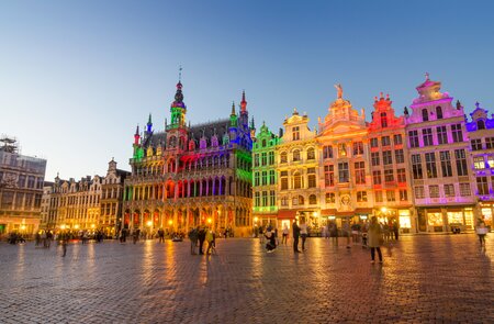 Grand Place mit bunter Beleuchtung in der Daemmerung in Bruessel | © Gettyimages.com/siraanamwong