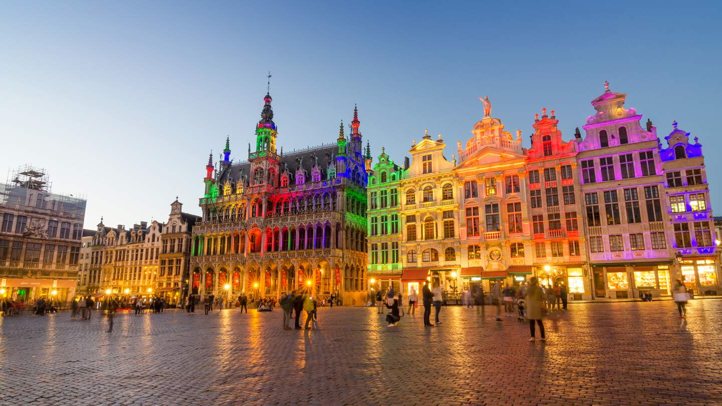 Grand Place mit bunter Beleuchtung in der Daemmerung in Bruessel | © Gettyimages.com/siraanamwong