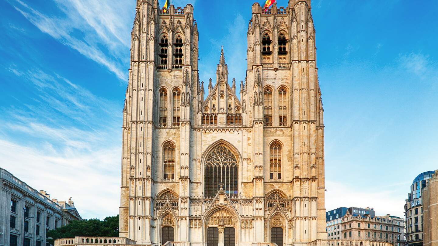 St. Michael und St. Gudula Kathedrale in Bruessel bei schoenem Wetter | © Gettyimages.com/TomasSereda