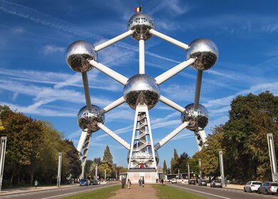 Das Atomium in Brüssel an einem sonnigen Tag mit Menschen | © Gettyimages.com/santirf