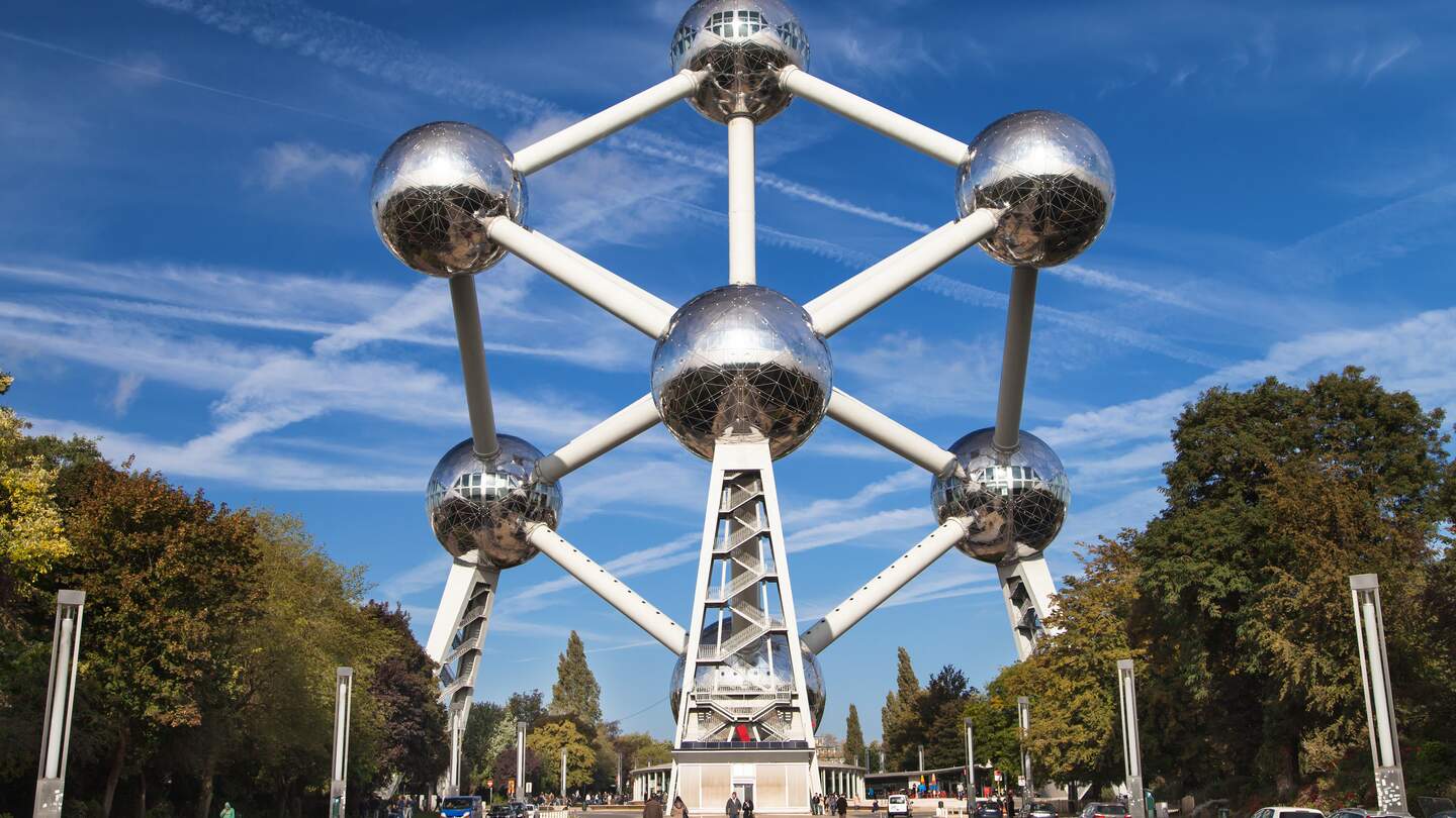 Das Atomium in Brüssel an einem sonnigen Tag mit Menschen | © Gettyimages.com/santirf