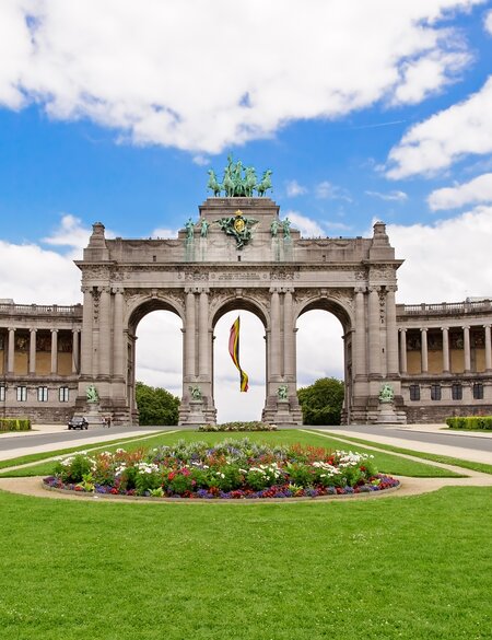 Der Triumphbogen im Clinquantenair Park in Bruessel, mit Blumen im Sommer | © Gettyimages.com/anmalkov